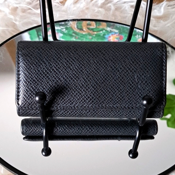 Louis Vuitton Taiga 4 Key Holder EUC - Picture 1 of 13